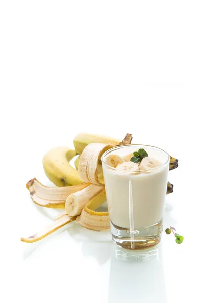 Söt Välsmakande Hemmagjord Yoghurt Med Bananer Ett Glas Isolerad Vit — Stockfoto