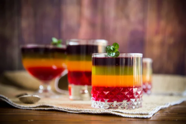 Söt Flerfärgad Frukt Puff Gelé Ett Glas Kopp Ett Träbord — Stockfoto