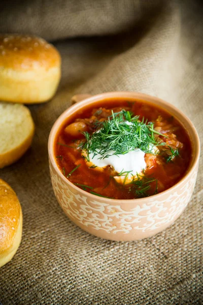 Sopa Remolacha Caliente Con Crema Agria Hierbas Rollos Tazón Cerámica — Foto de Stock