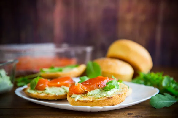 Panino Con Panino Fritto Formaggio Spalmato Pesce Rosso Piatto Tavolo — Foto Stock