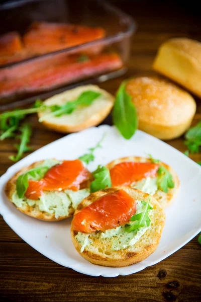 Sándwich Con Pan Frito Queso Pescado Rojo Plato Sobre Una —  Fotos de Stock