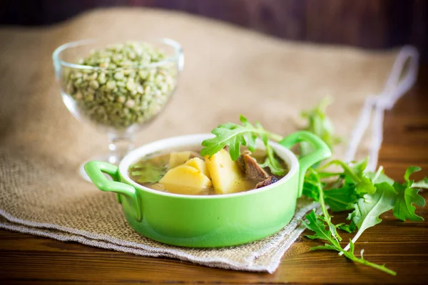 热豌豆汤 用肉和蔬菜盛在木桌上的盘子里 — 图库照片
