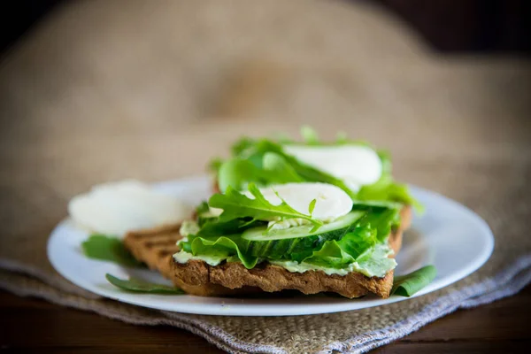 Tostadas Pan Frito Con Hojas Ensalada Queso Untado Mozzarella Plato —  Fotos de Stock