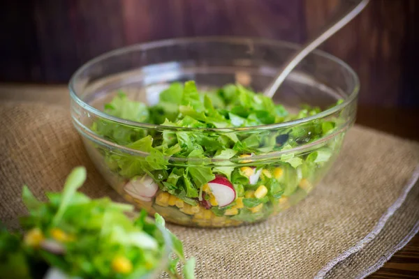 Vårsallad Från Tidiga Grönsaker Salladsblad Rädisor Och Örter Träbordet — Stockfoto