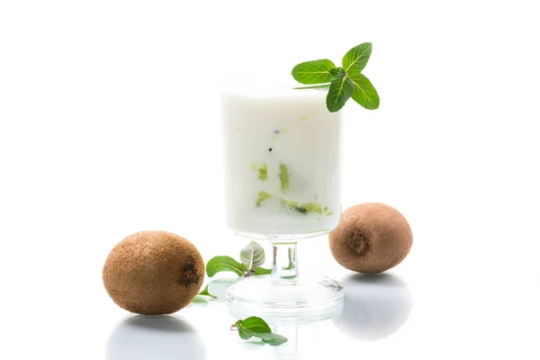 Zelfgemaakte Zoete Yoghurt Met Schijfjes Rijpe Groene Kiwi Een Glas — Stockfoto