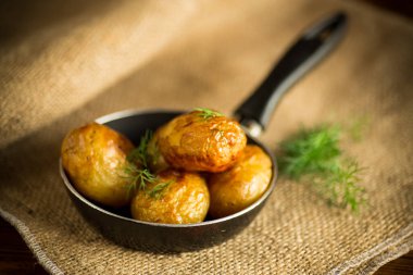 Masadaki tavada kızartılmış taze patates.