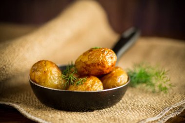 Masadaki tavada kızartılmış taze patates.