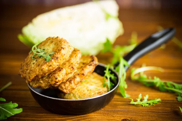 Groente Vegetarische Gebakken Kool Pannenkoeken Pan Een Houten Tafel — Stockfoto