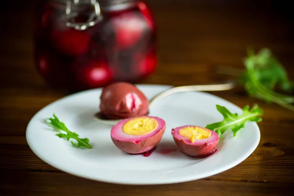 Huevos Gallina Marinados Adobo Remolacha Plato Sobre Una Mesa Madera —  Fotos de Stock