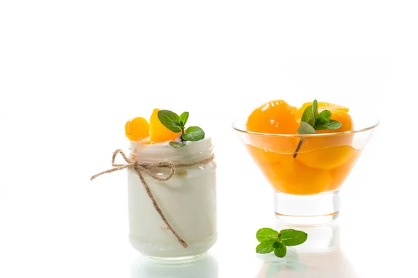 Hemgjord Söt Yoghurt Med Skivor Inlagda Persikor Glasburk Isolerad Vit — Stockfoto