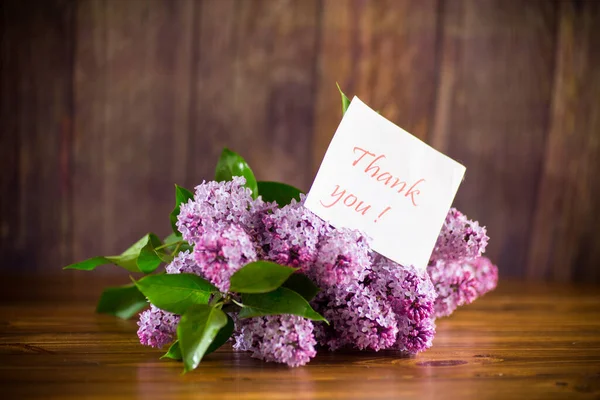 Ramo Hermosas Flores Primavera Lila Sobre Una Mesa Madera — Foto de Stock