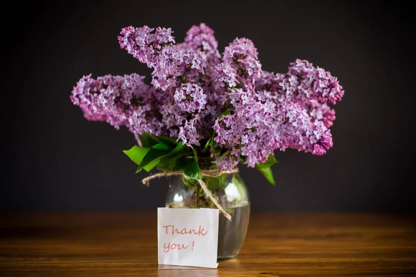 木製のテーブルの上に美しい春のライラックの花の花束 — ストック写真