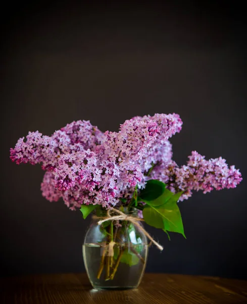 Mazzo Bei Fiori Lilla Primaverili Tavolo Legno — Foto Stock