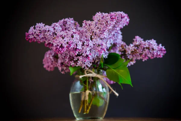 Buquê Belas Flores Lilás Primavera Uma Mesa Madeira — Fotografia de Stock