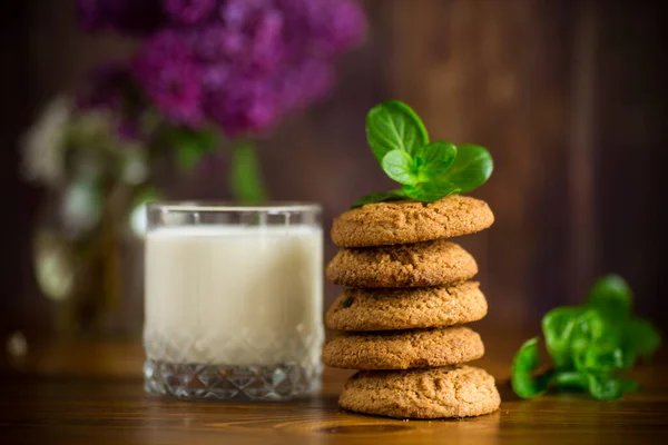 Biscotti Farina Avena Con Bicchiere Latte Fresco Tavolo Legno — Foto Stock