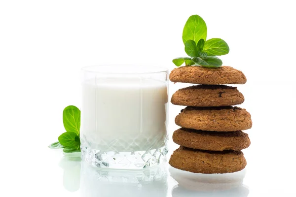 Biscoitos Aveia Com Copo Leite Fresco Isolado Sobre Fundo Branco — Fotografia de Stock