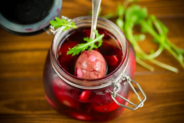 Marinated chicken eggs in beetroot marinade in a glass jar on a wooden table — Stock Image Marinated Chicken Eggs Beetroot Marinade Glass Jar Wooden Table Stock Image