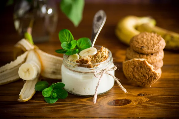 Zoete Zelfgemaakte Yoghurt Met Verse Bananen Plakjes Havermoutkoekjes Een Glazen — Stockfoto