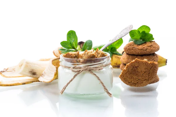 Zoete Zelfgemaakte Yoghurt Met Verse Bananen Plakjes Havermoutkoekjes Een Glazen — Stockfoto