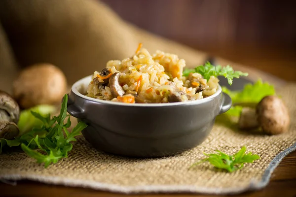 Arroz Cozido Vegetariano Com Cogumelos Uma Tigela Cerâmica Mesa — Fotografia de Stock