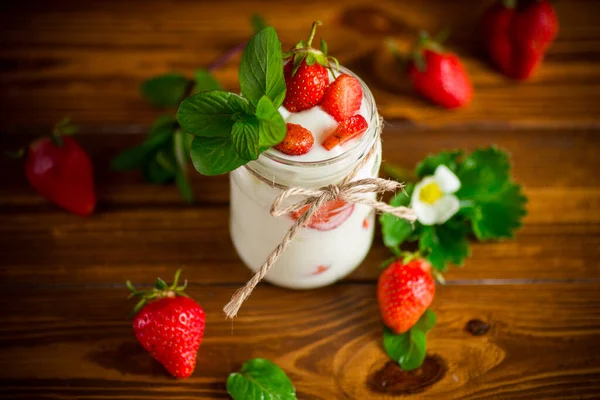 Édes Házi Joghurt Érett Friss Eperrel Egy Üvegben Egy Asztalon — Stock Fotó