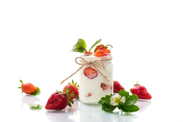 Sladký Domácí Jogurt Zralými Čerstvými Jahodami Sklenici Izolované Bílém Pozadí — Stock fotografie
