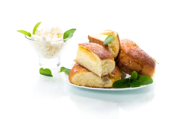 Γλυκό Σπιτικό Κέικ Τυρί Cottage Απομονώνονται Λευκό Φόντο — Φωτογραφία Αρχείου