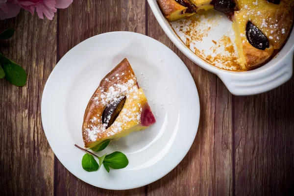Σπιτική Γλυκιά Κατσαρόλα Φρούτα Μέσα Ένα Πιάτο Ξύλινο Τραπέζι — Φωτογραφία Αρχείου