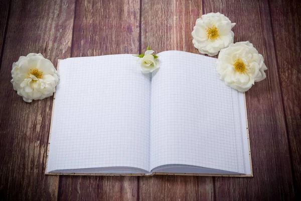 Buquê Belas Rosas Brancas Caderno Branco Uma Mesa Madeira — Fotografia de Stock