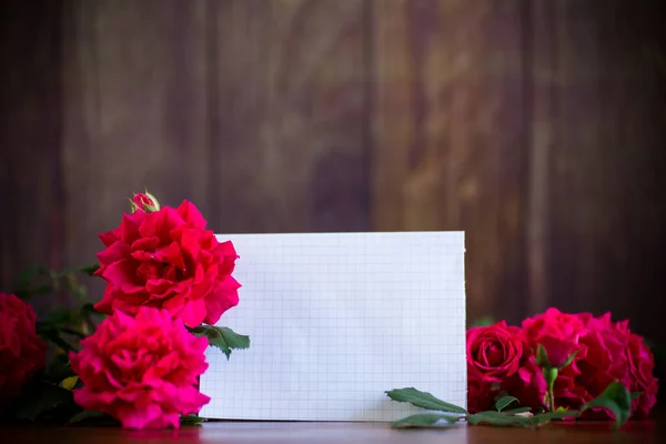 Strauß Schöner Roter Rosen Auf Einem Holztisch — Stockfoto