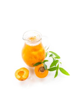 Yaz soğuk kayısı kompostosu cam sürahide.