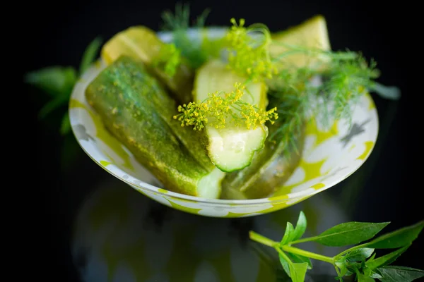 Licht Gezouten Komkommers Met Specerijen Voor Het Beitsen Een Kom — Stockfoto