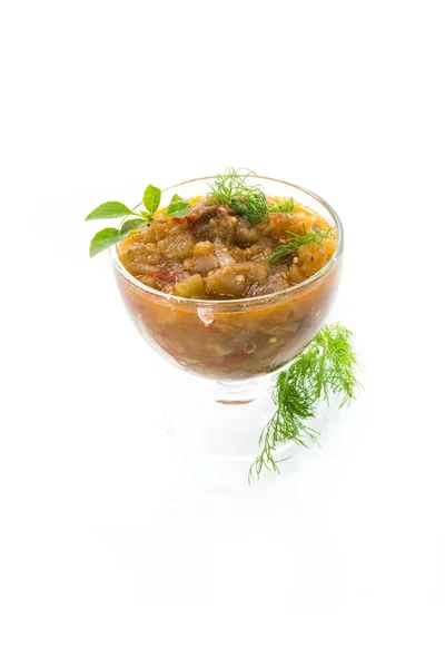 煮熟的茄子鱼子酱 调料放在一个碗里 与白色背景隔离 — 图库照片