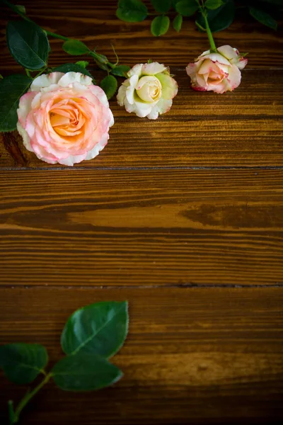 Liten Bukett Vackra Sommar Rosa Rosor Ett Träbord — Stockfoto