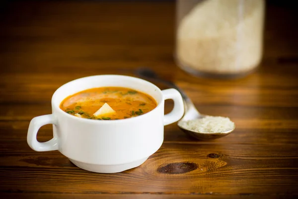 Sopa Arroz Tomate Vegetariano Plato Una Mesa Madera — Foto de Stock