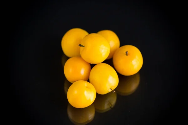 Ciruelas Cereza Amarillas Aisladas Sobre Fondo Negro — Foto de Stock