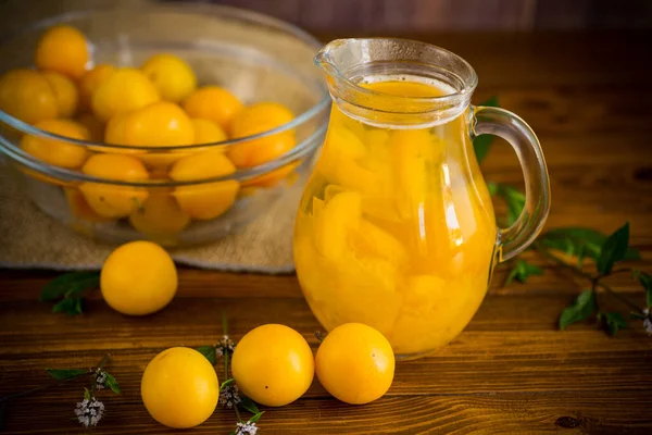 Compote Cuite Sucrée Dans Une Carafe Verre Prune Cerise Jaune — Photo