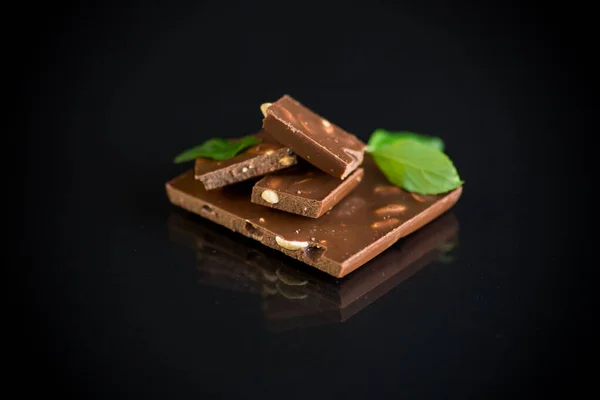 Chocolate Negro Dulce Con Nueces Aisladas Sobre Fondo Negro —  Fotos de Stock