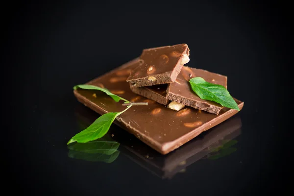 Chocolate Negro Dulce Con Nueces Aisladas Sobre Fondo Negro —  Fotos de Stock