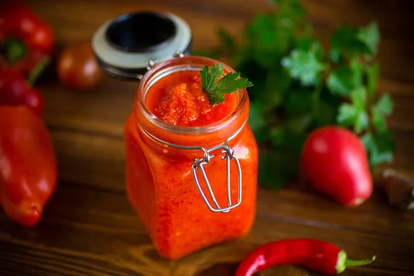 Świeży Naturalny Sos Domowej Roboty Papryki Pomidorów Innych Warzyw Szklanym — Zdjęcie stockowe