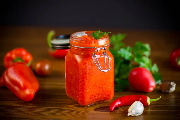 Świeży Naturalny Sos Domowej Roboty Papryki Pomidorów Innych Warzyw Szklanym — Zdjęcie stockowe