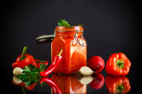 Verse Natuurlijke Zelfgemaakte Saus Van Paprika Tomaten Andere Groenten Een — Stockfoto