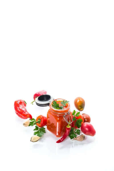 新鲜天然自制酱汁 由辣椒 西红柿和其他蔬菜制成 装在玻璃瓶中 — 图库照片
