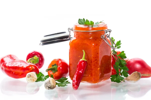 新鲜天然自制酱汁 由辣椒 西红柿和其他蔬菜制成 装在玻璃瓶中 — 图库照片