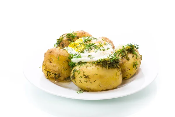 Gotowane Wczesne Ziemniaki Jajkiem Smażonym Koperkiem Talerzu — Zdjęcie stockowe