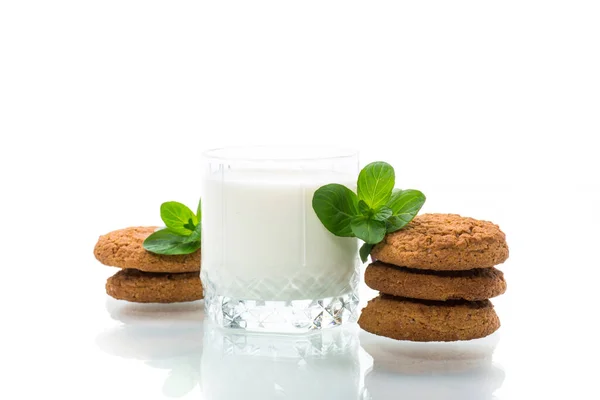 Havermout Koekjes Met Een Glas Verse Melk Geïsoleerd Witte Achtergrond — Stockfoto