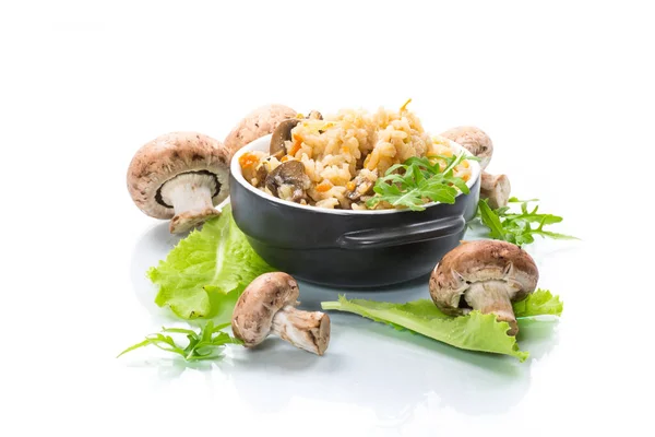 素食米饭 蘑菇放在陶瓷碗中 白色背景隔离 — 图库照片