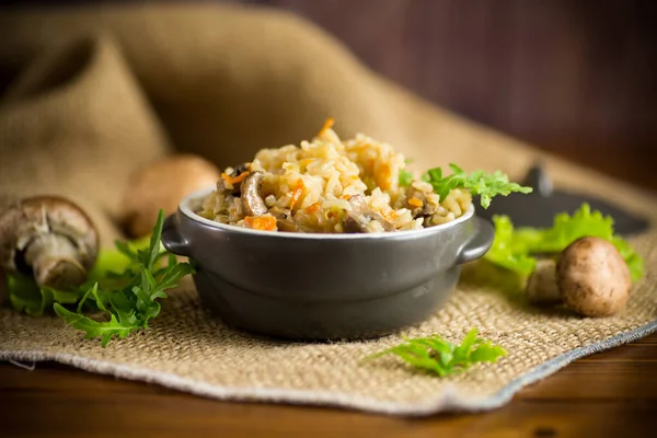 Arroz Cozido Vegetariano Com Cogumelos Uma Tigela Cerâmica Mesa — Fotografia de Stock