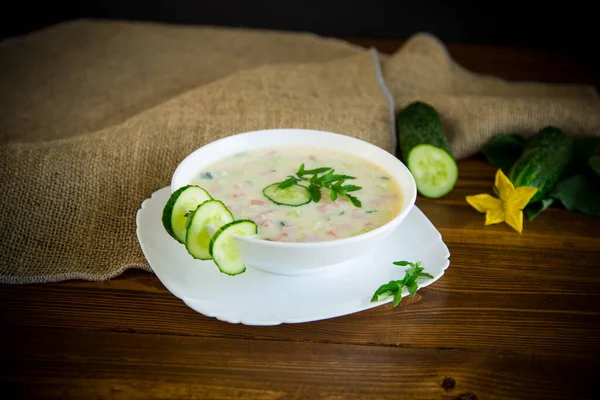 木のテーブルの上の皿に野菜と夏のキュウリのスープ — ストック写真