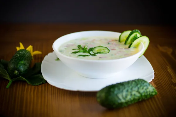 Sopa Pepino Verano Con Verduras Plato Sobre Una Mesa Madera — Foto de Stock